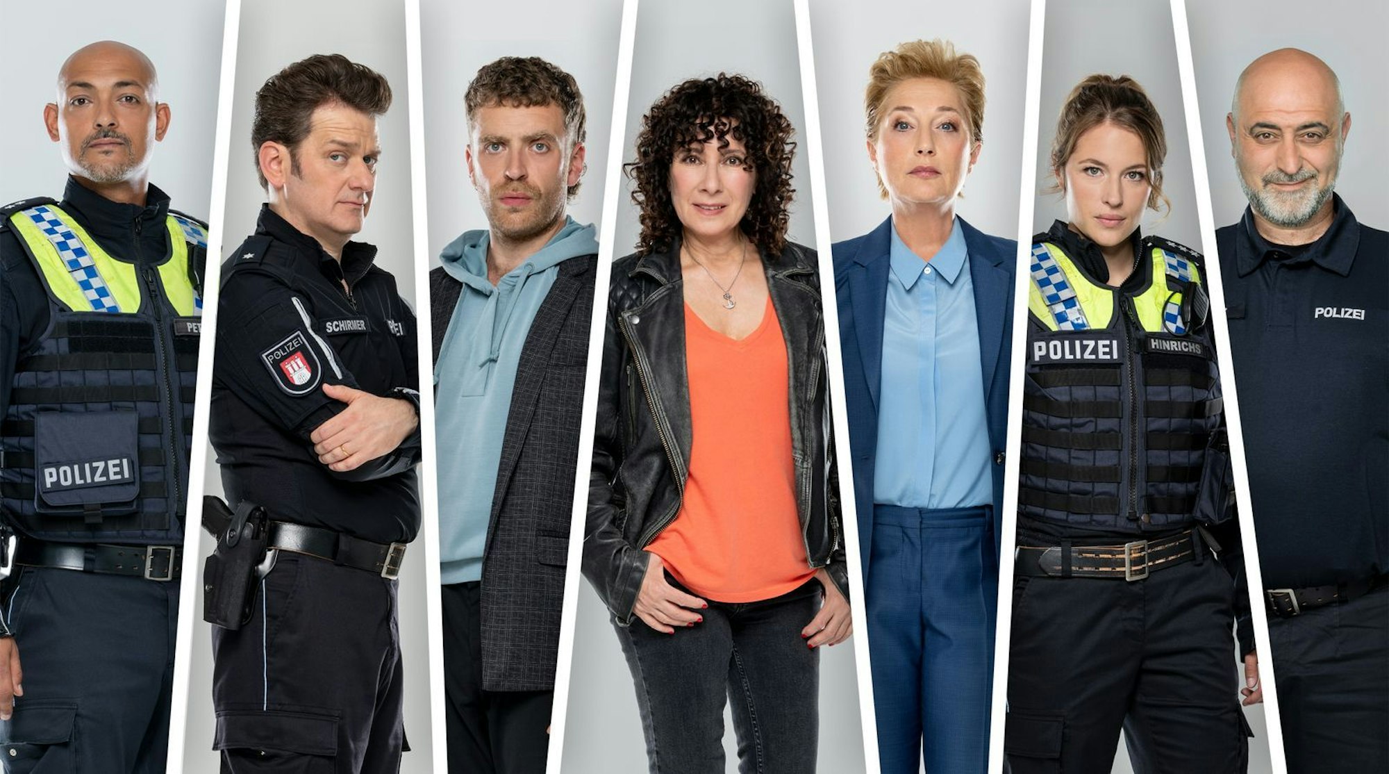 So sieht das „Großstadtrevier“ in Staffel 38 aus. Es ermitteln (von links): Patrick Abozen als Lukas Petersen, Sven Fricke als Daniel Schirmer, Enrique Fiß als Nils Sanchez, Maria Ketikidou als Harry Möller, Saskia Fischer als Frau Küppers, Sinha Melina Gierke als Bente Hinrichs und Özgür Karadeniz als Tarkan Yildiz. (Bild: ARD/Thorsten Jander/Montage Frey)
