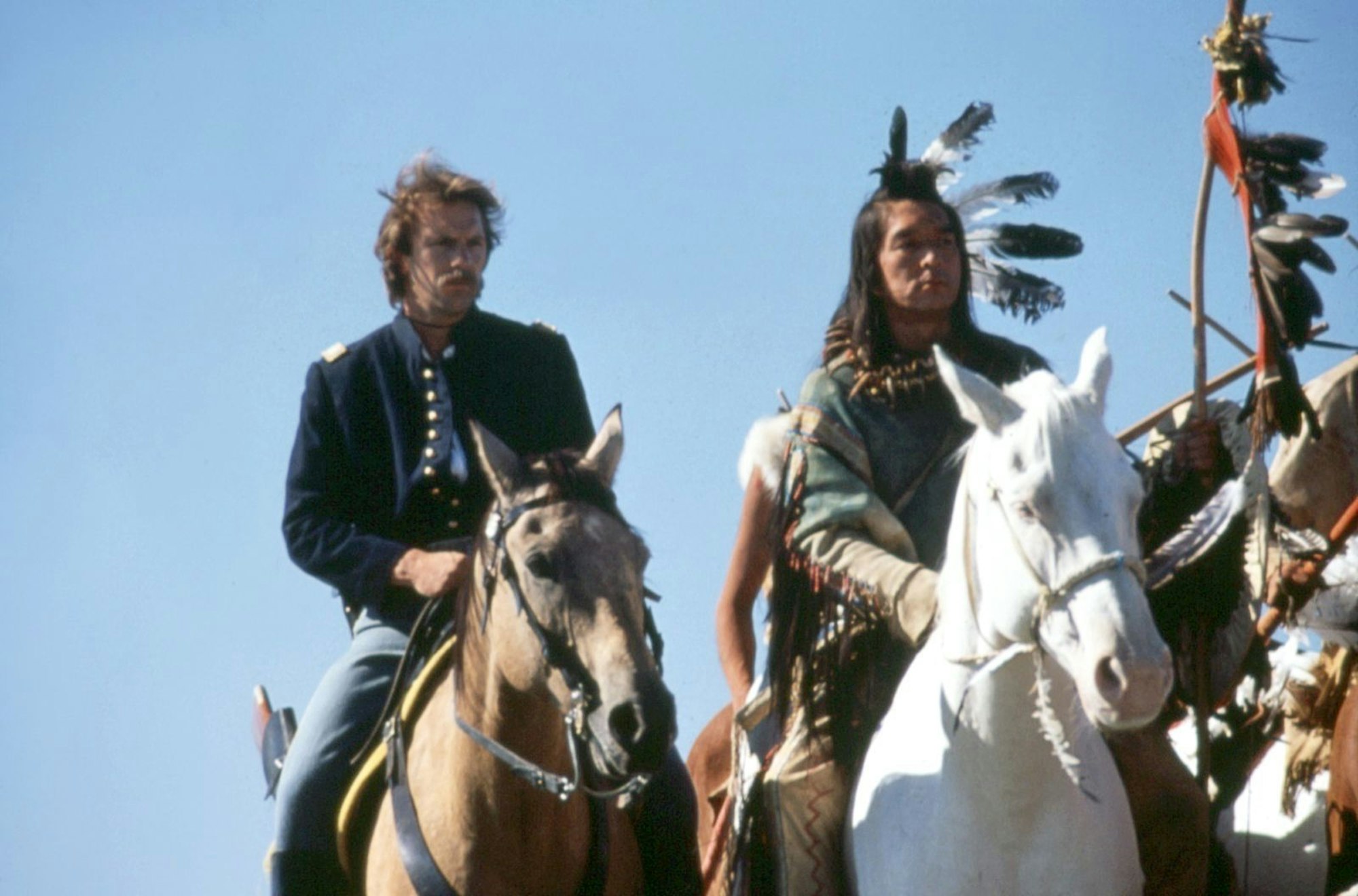 Leutnant John J. Dunbar (Kevin Costner, links) freundet sich mit einem Stamm der Sioux an und wird immer mehr in den Bann ihrer Lebensphilosophie gezogen - bis er selbst wie ein Native American lebt. (Bild: ARD Degeto / Dances With Wolves Productions)