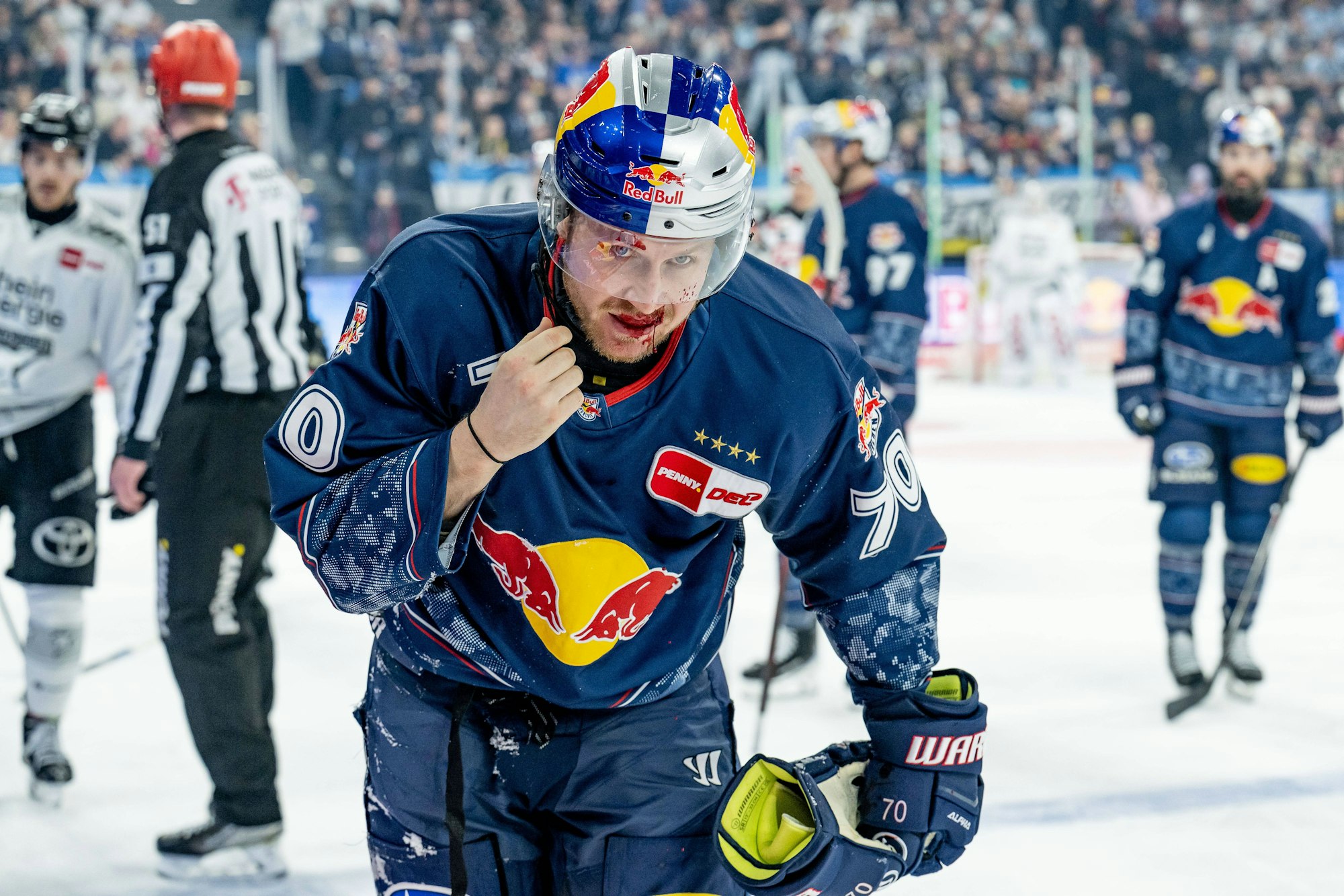 Maximilian Daubner wurde vom Puck im Gesicht getroffen.