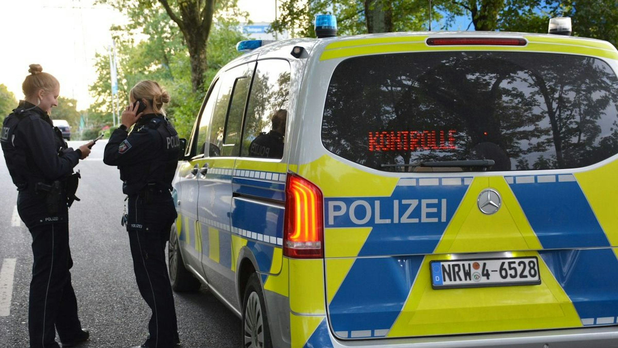 Aufgebrochene Transporter und von der Polizei sichergestellte Werkzeuge.