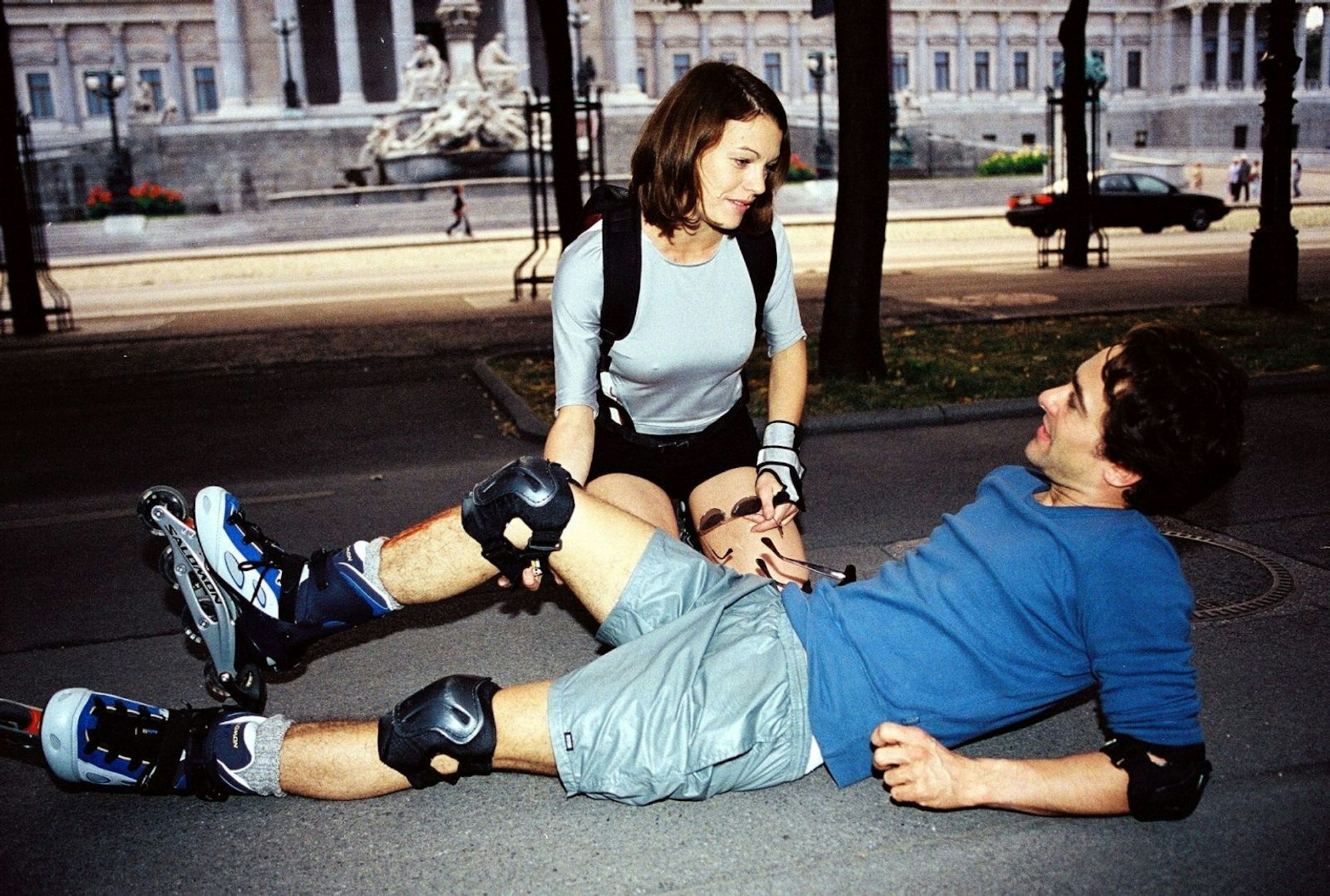 Marc Hoffmann (Alexander Pschill) lernt Kriminalinspektorin Niki Herzog (Elke Winkens) beim Rollerbladen kennen und verliebt sich in sie. (Bild: SAT.1 / Ali Schafler)