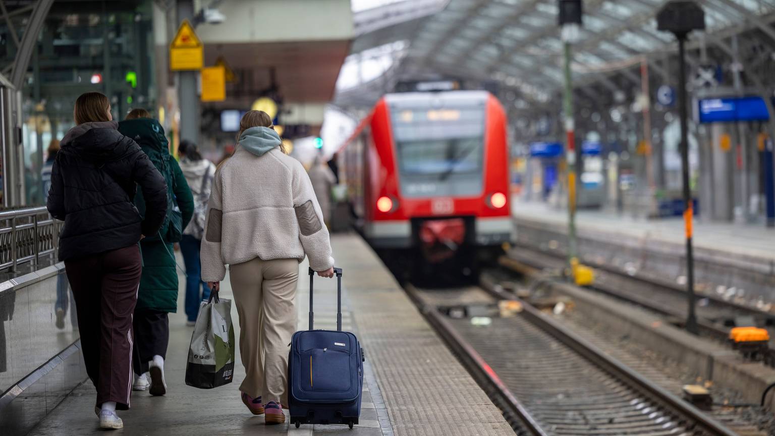 Eine Bahn im Kölner Hauptbahnhof. (Archivfoto)