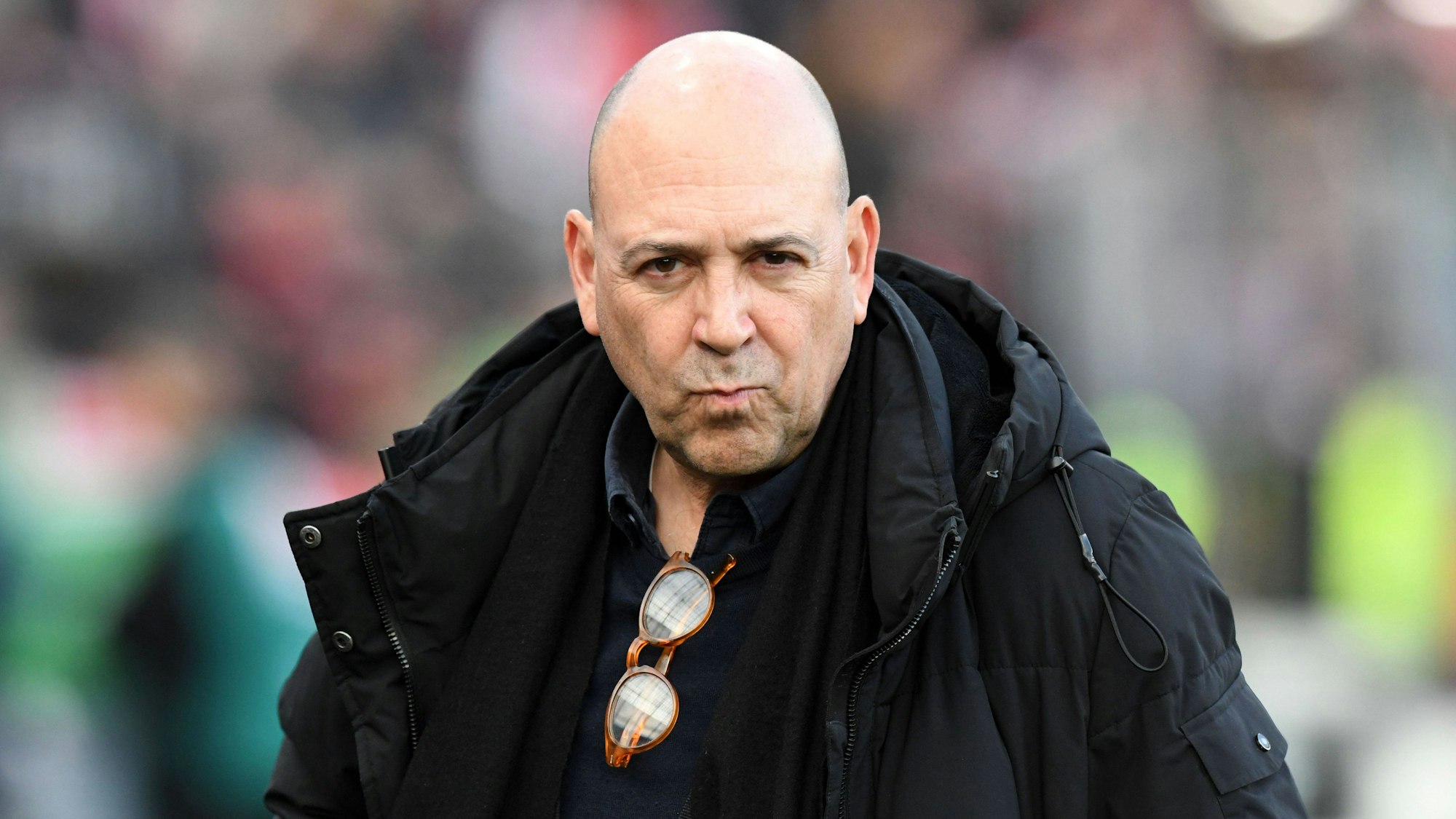 Fernando Carro guckt schlecht gelaunt Richtung Kamera.