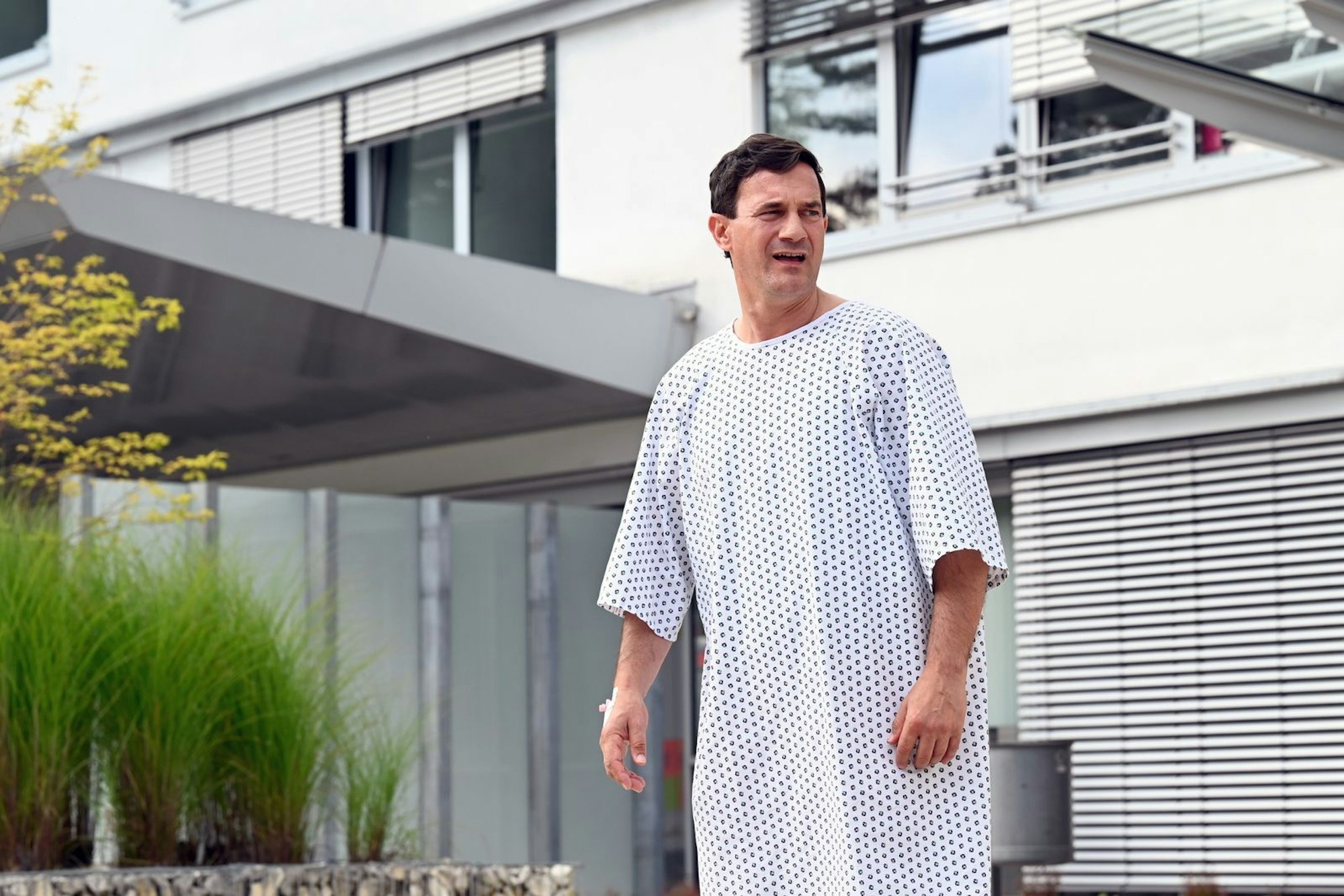 Friedel Gottwald (Sönke Möhring) findet sich in der Realität nicht zurecht. Kein Wunder, er glaubt, er sei 16 und befände sich im Jahr 1986. (Bild: ZDF/Barbara Bauriedl)