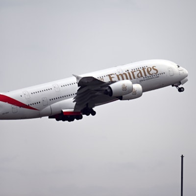 Ein Airbus A380 der Fluggesellschaft Emirates startet in Düsseldorf. Viele Airlines müssen Flüge wegen des Iran-Konflikts streichen.