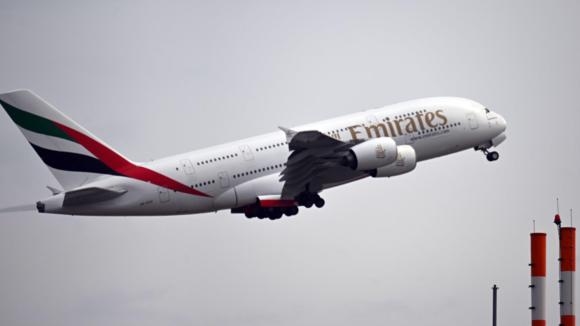 Ein Airbus A380 der Fluggesellschaft Emirates startet in Düsseldorf. Viele Airlines müssen Flüge wegen des Iran-Konflikts streichen.