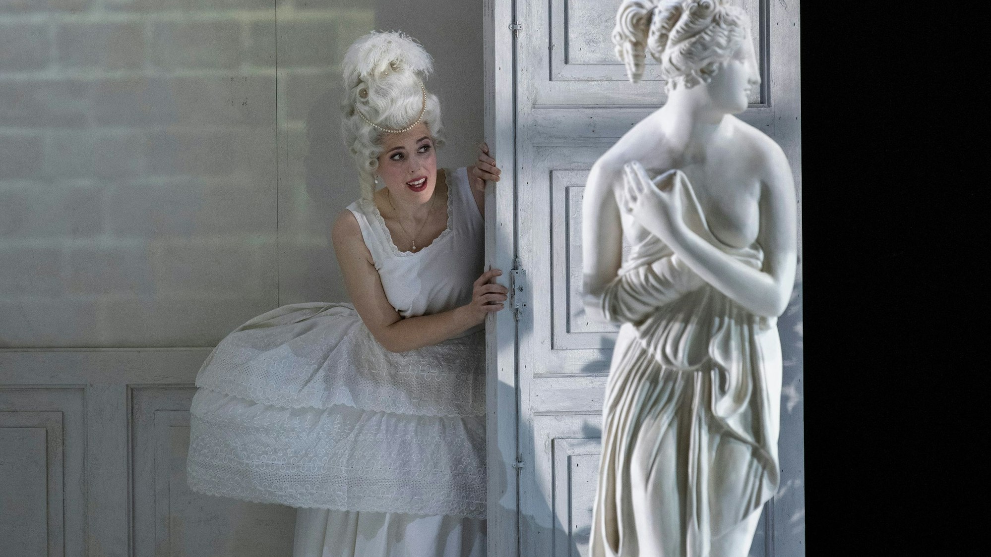 Kathrin Zukowski legt als stark geforderte Susanna eine darstellerisch wie stimmlich souveräne Leistung hin