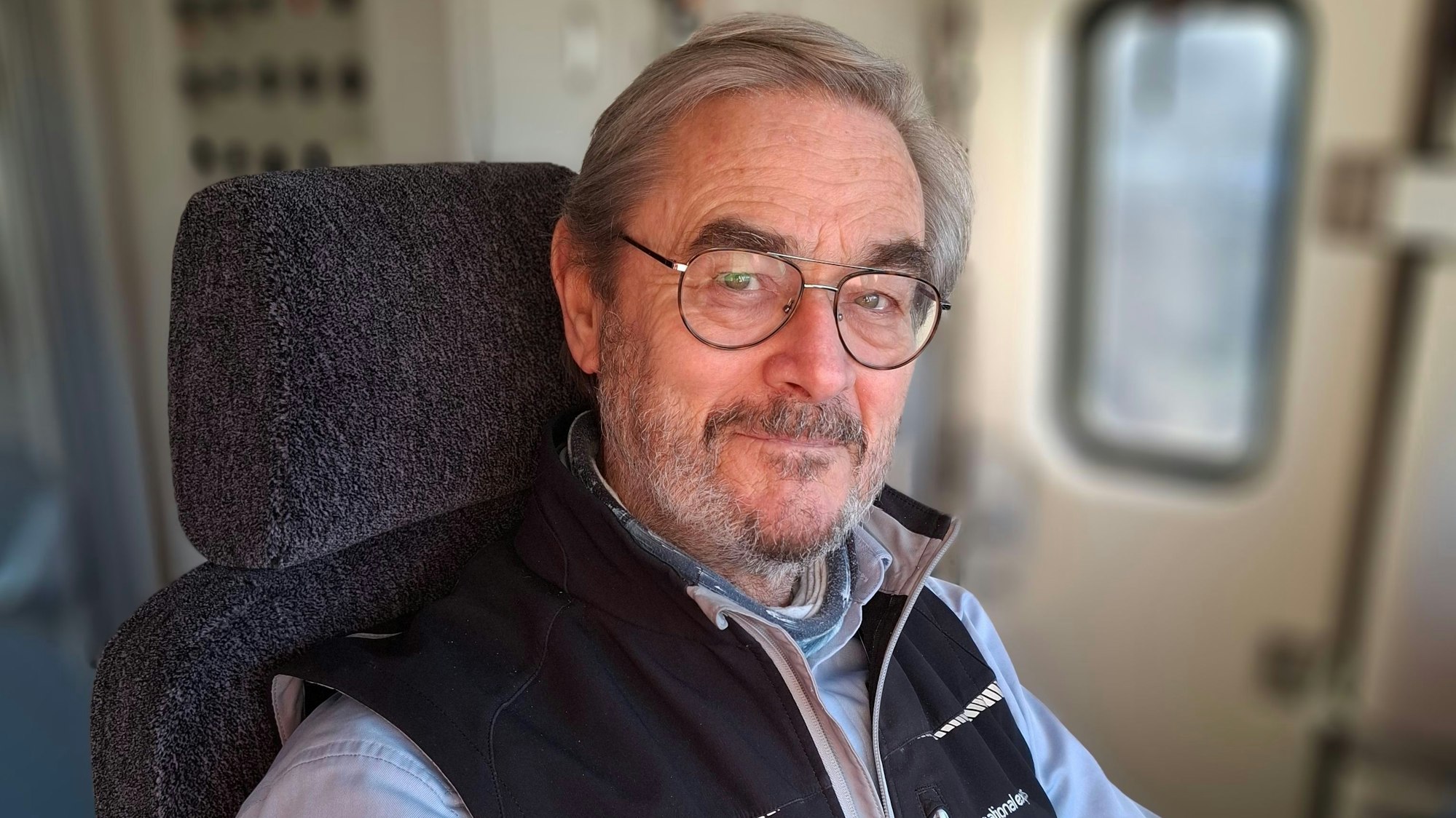 Der Zugführer Dietmar Schorn sorgt bei Reisenden für ein Lächeln.