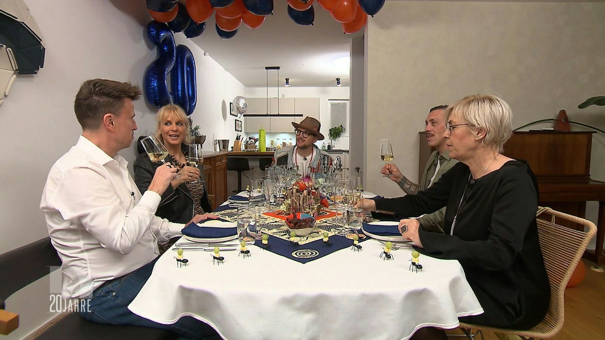 Eik, Gunni, Ees, Moritz und Katrin (von links) erzählen sich erst einmal von ihren früheren „Dinner“-Teilnahmen.
(Bild: RTL)