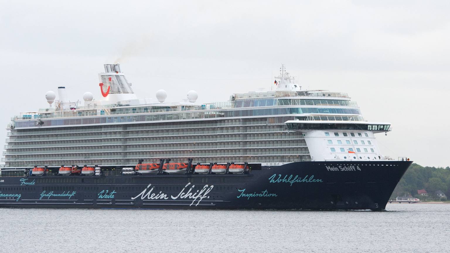 In der Nähe des Kreuzfahrtschiffes „Mein Schiff 4“ in Abu Dhabi schlugen Drohnen ein.