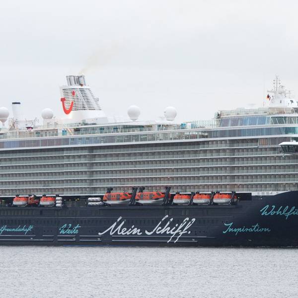Das Archivfoto zeigt das Kreuzfahrtschiff „Mein Schiff 4“ in Kiel auf der Förde.