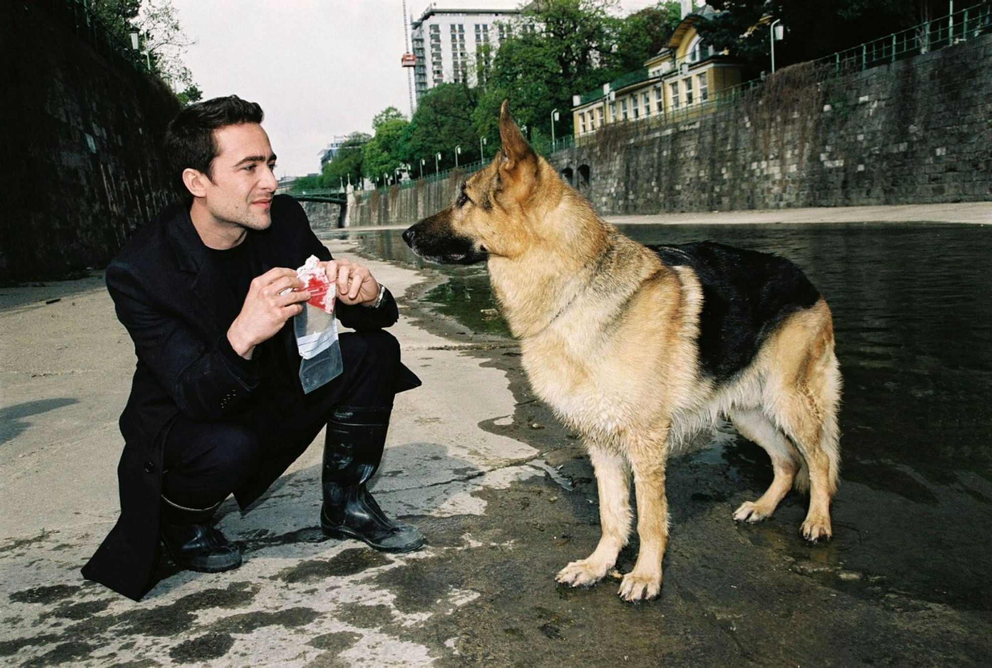 Er war das dritte Herrchen von „Kommissar Rex“: Kriminalinspektor Marc Hoffmann (Alexander Pschill) war von 2002 bis 2004 der Partner des Polizeihundes. (Bild: SAT.1 / Ali Schafler)