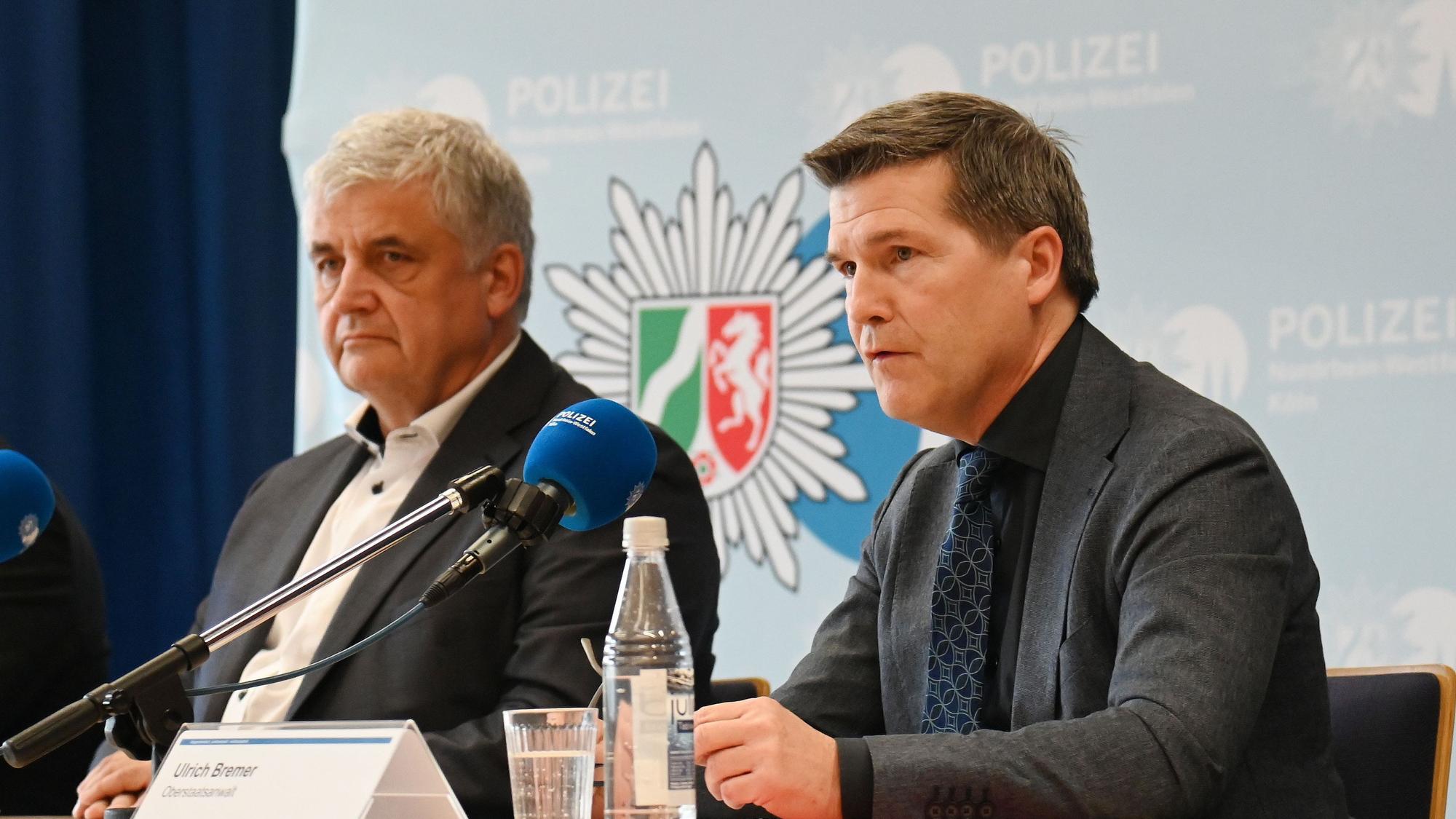 Das Bild zeigt Michael Esser, Leitender Kriminaldirektor der Kölner Polizei, neben Oberstaatsanwalt Ulrich Bremer bei einer Pressekonferenz. (Archivbild)