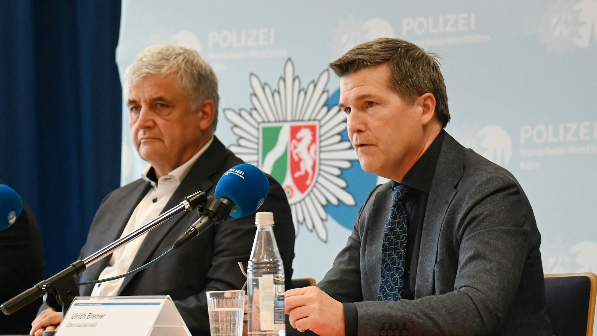 Das Bild zeigt Michael Esser, Leitender Kriminaldirektor der Kölner Polizei, neben Oberstaatsanwalt Ulrich Bremer bei einer Pressekonferenz. (Archivbild)