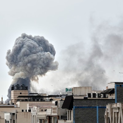 Eine Rauchwolke steigt nach einer Explosion in Teheran auf.