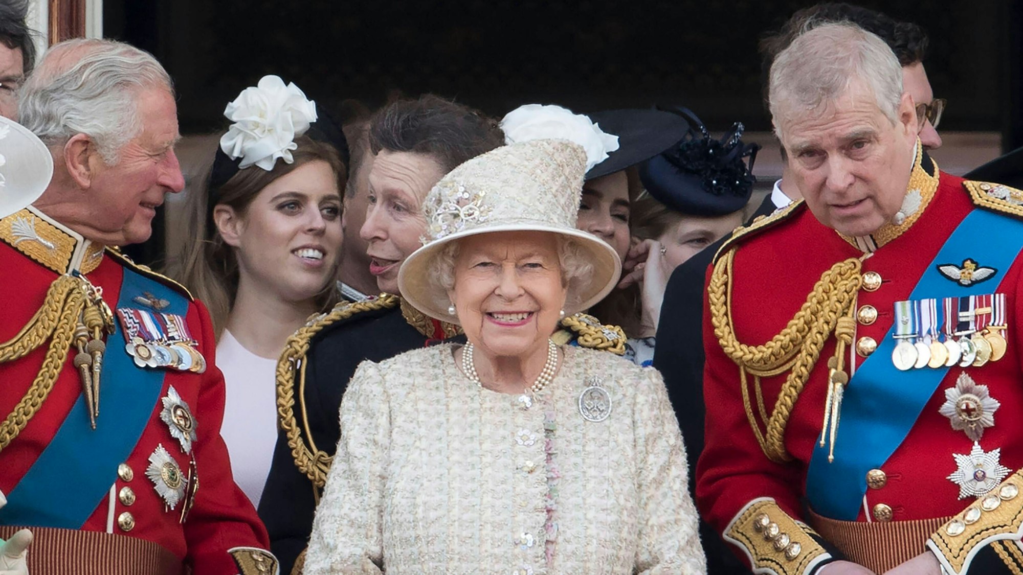 Das Archivfoto aus dem Jahr 2019 zeigt die damalige Königin Elizabeth II. bei der Parade „Trooping the Colour“ zwischen ihren Söhnen Charles (l.) und Edward.