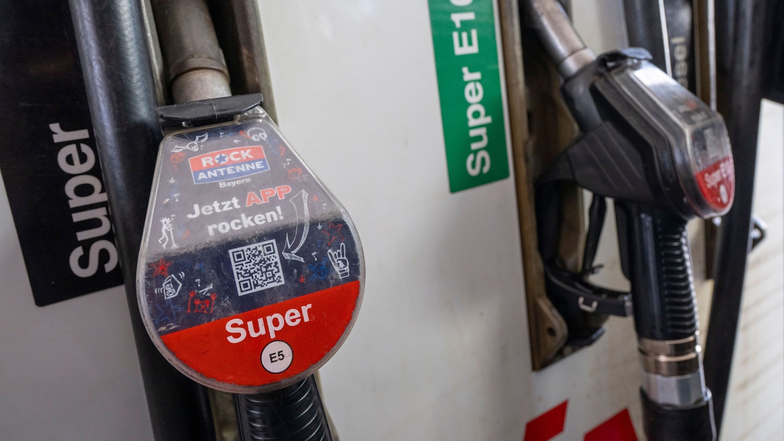 Zapfpistolen hängen an einer Tankstelle. (Symbolbild) Der Krieg im Nahen Osten hat Auswirkungen auf den Tankpreis.