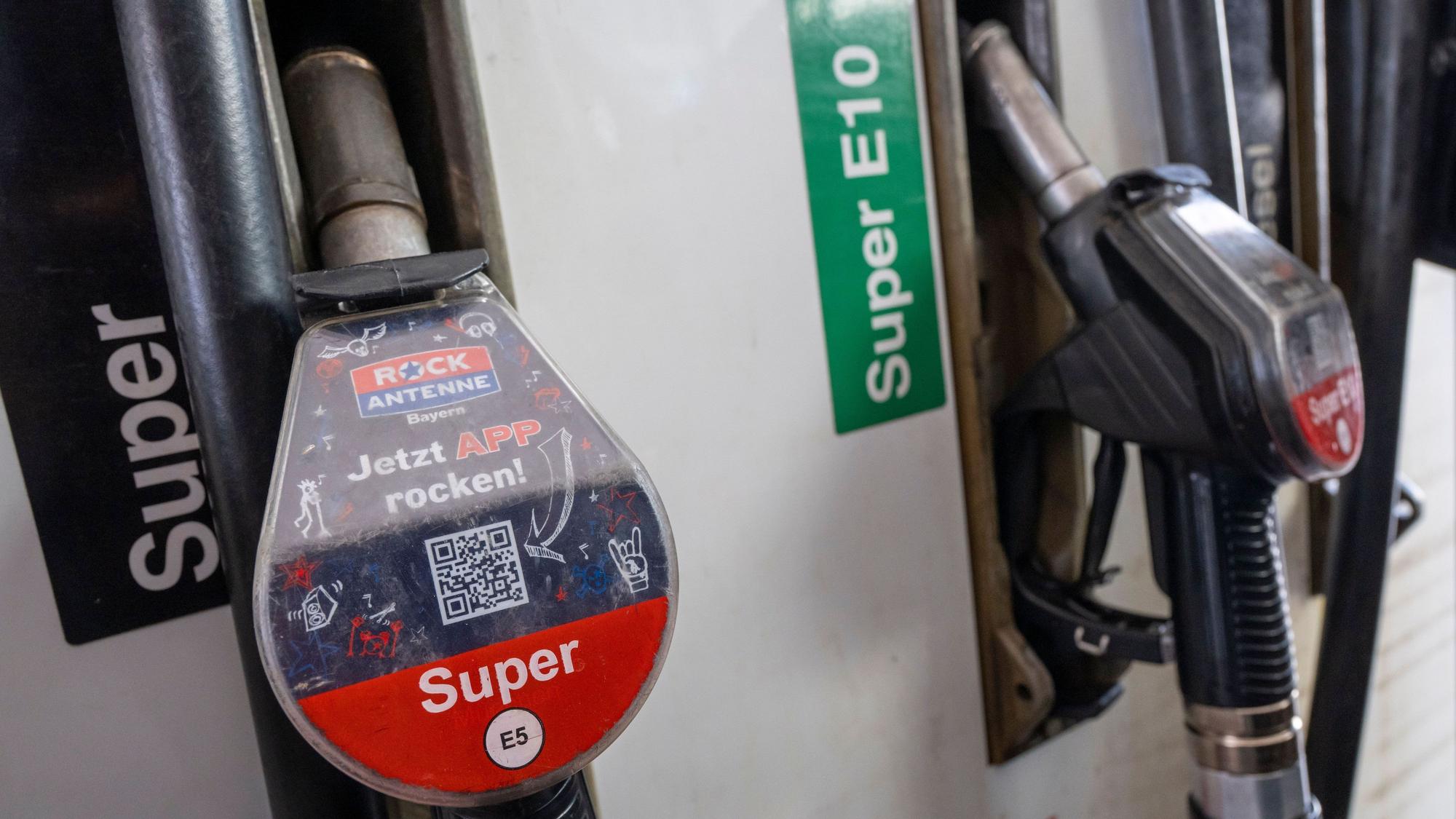 Zapfpistolen hängen an einer Tankstelle. (Symbolbild) Der Krieg im Nahen Osten hat Auswirkungen auf den Tankpreis.