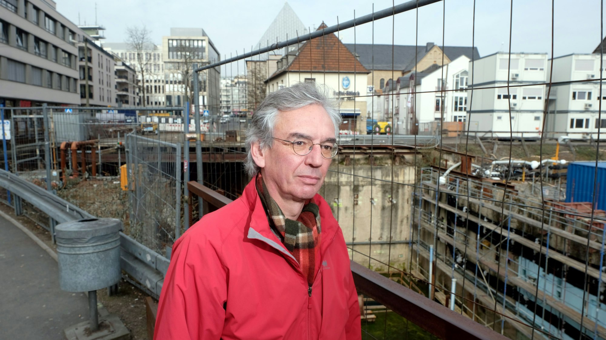 Günter Otten von der Initiative Archiv-Komplex an der Einsturzstelle am Waidmarkt