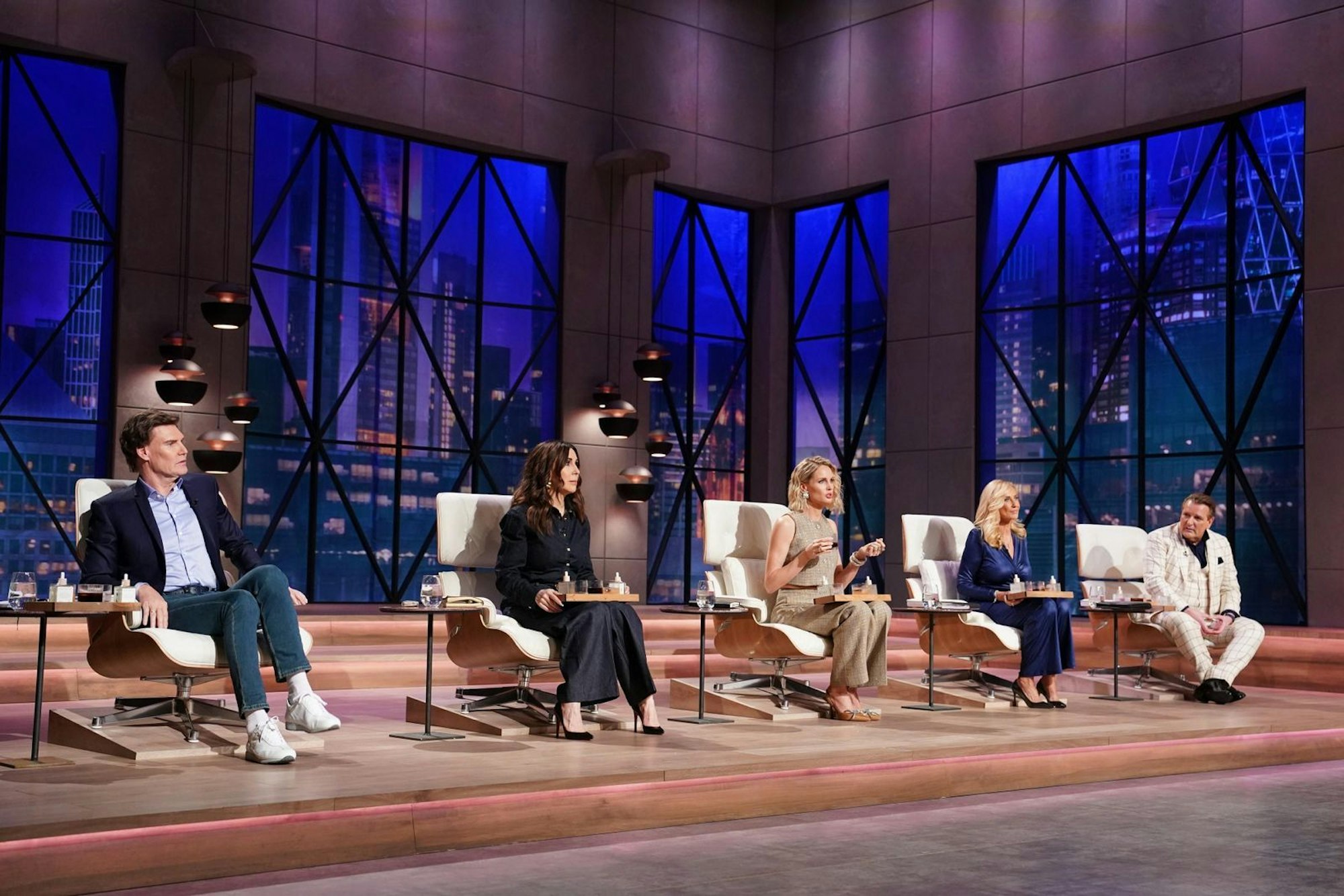 Angespannte Gesichter auf der Löwen-Bank: Man kann einfach gut nachempfinden, wie schmerzhaft es sein kann, sich Nasenhaare ausrupfen zu lassen. (Bild: RTL / Bernd-Michael Maurer)