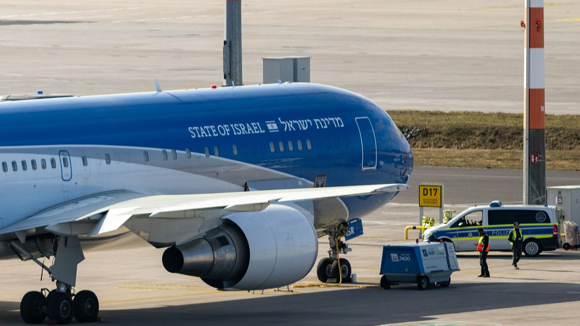 Israels Staatsflugzeug „Flügel Zions“ steht am Flughafen BER.