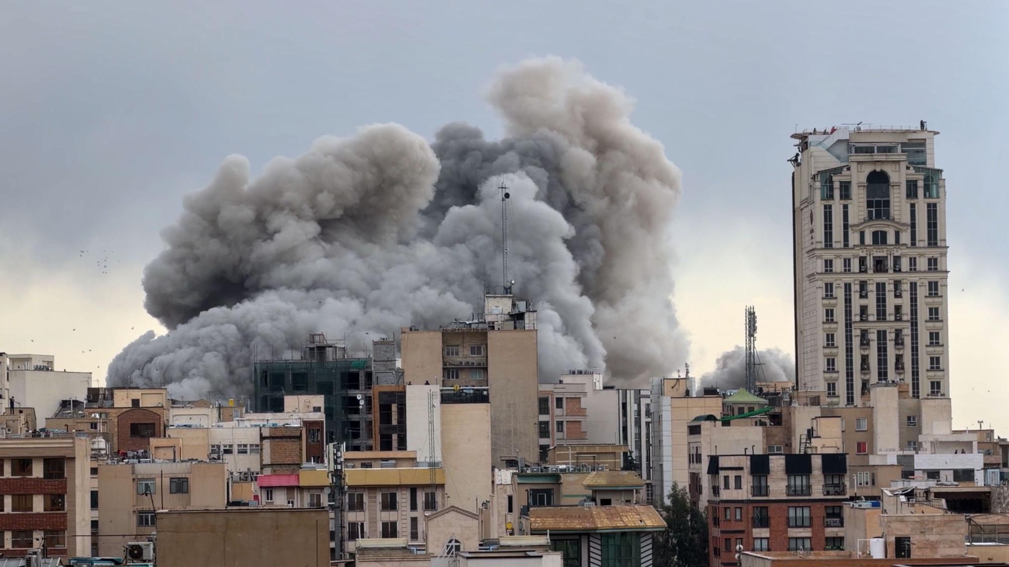 Eine Rauchwolke steigt nach einer Explosion in Teheran auf.