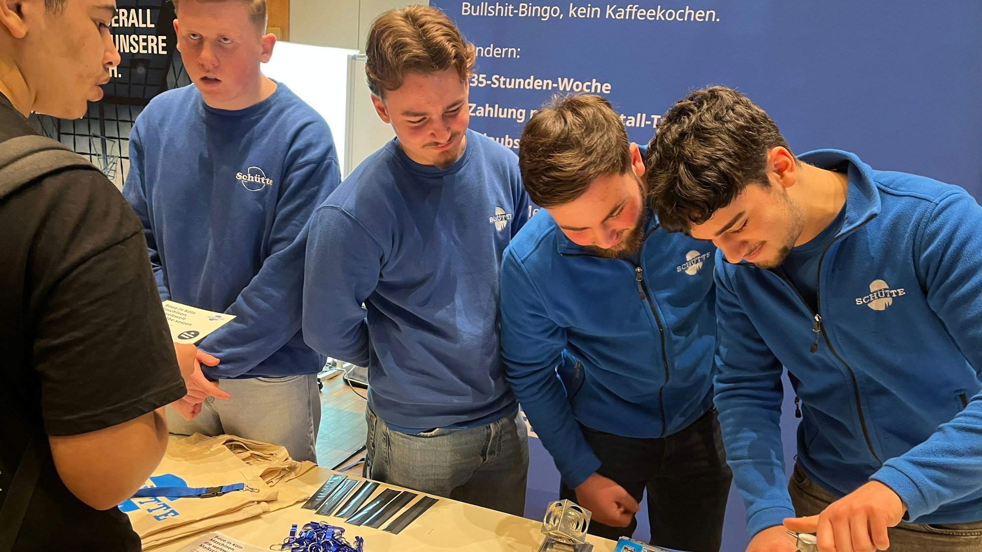 Jugendliche können an einem Stand sehen, was eine Firma wirklich herstellt.