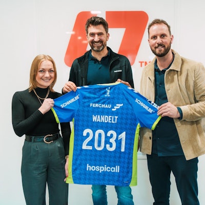 Die drei Vertreter vom VfLmund Wandelt präsentieren ein Trikot mir der symbolischen Nummer 2031.