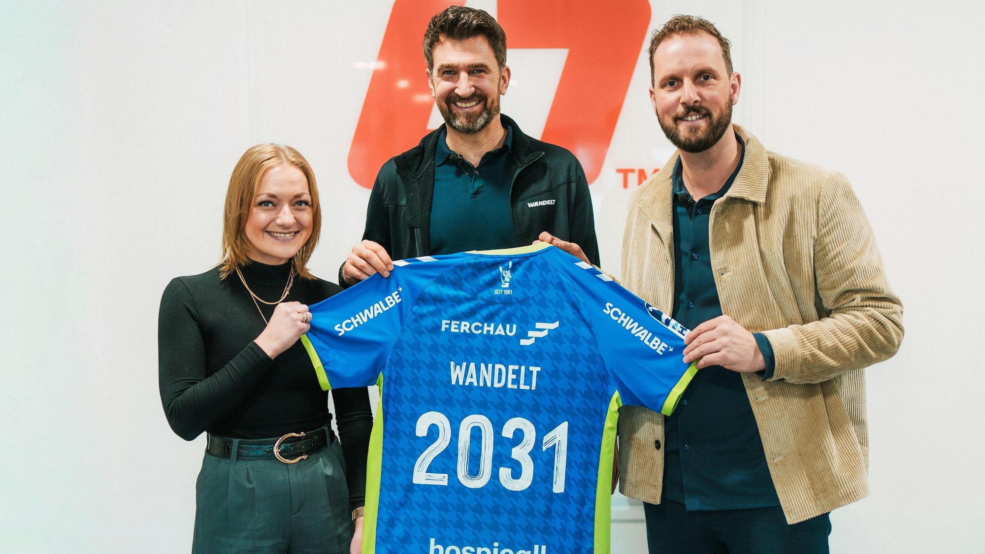 Die drei Vertreter vom VfLmund Wandelt präsentieren ein Trikot mir der symbolischen Nummer 2031.