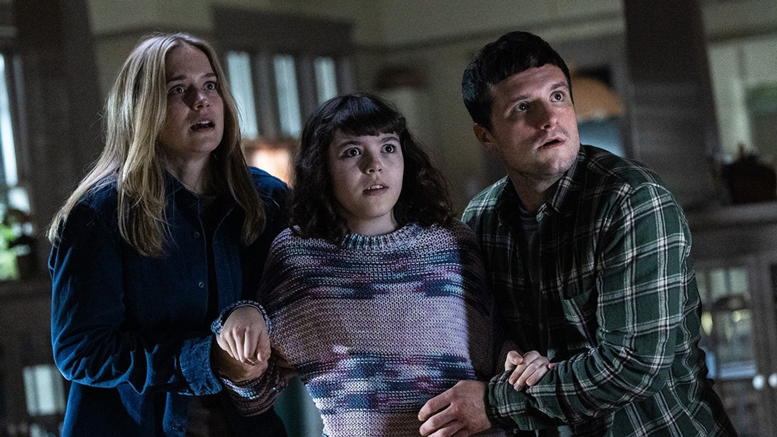 Für Vanessa (Elizabeth Lail, links), Abby (Piper Rubio) und Mike (Josh Hutcherson) beginnt in „Five Nights at Freddy's“ ein neuer Kampf ums Überleben.
(Bild: Universal/Plaion Pictures)