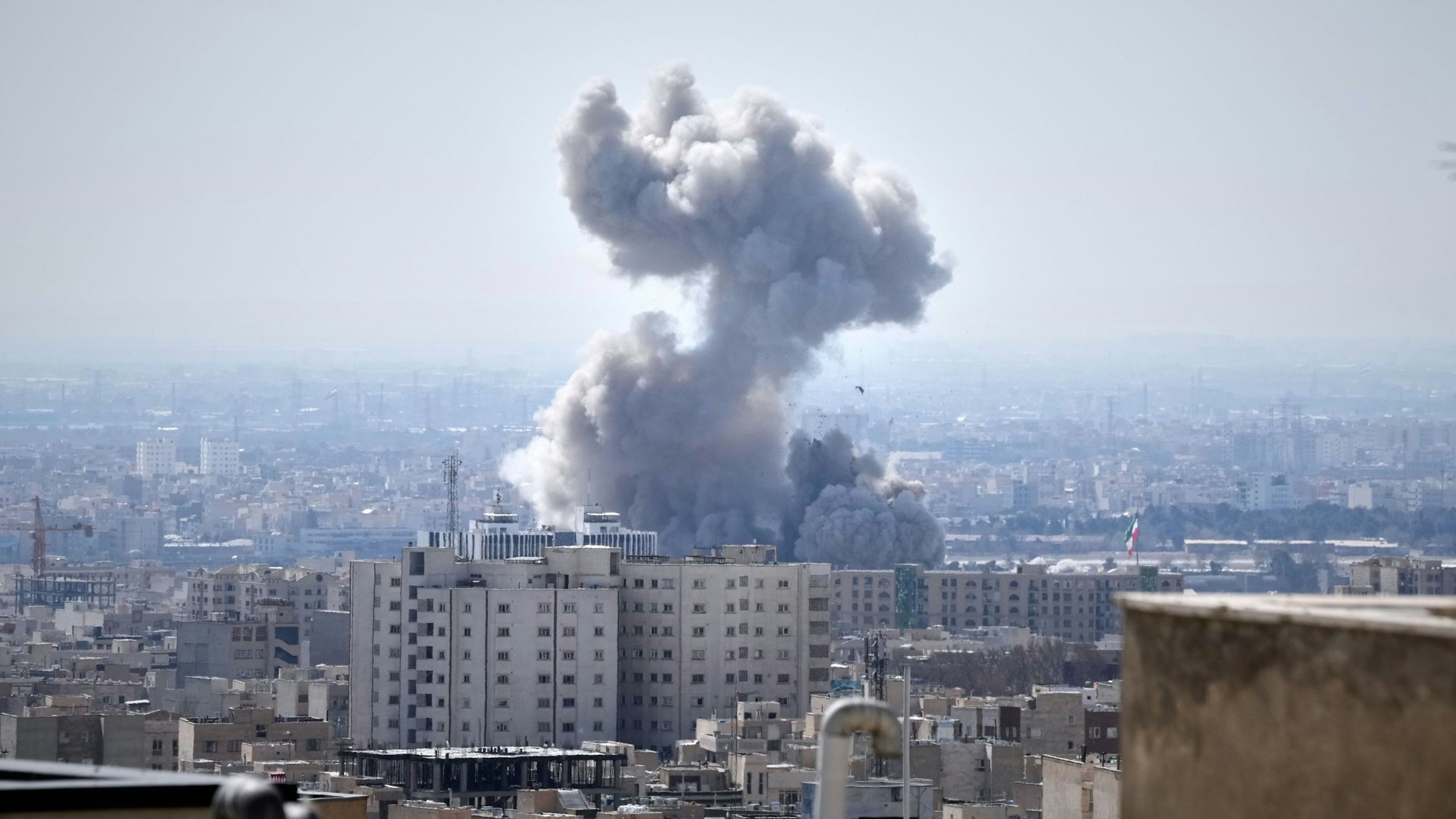 01.03.2026, Iran, Teheran: Eine Rauchwolke steigt nach einer Explosion auf.