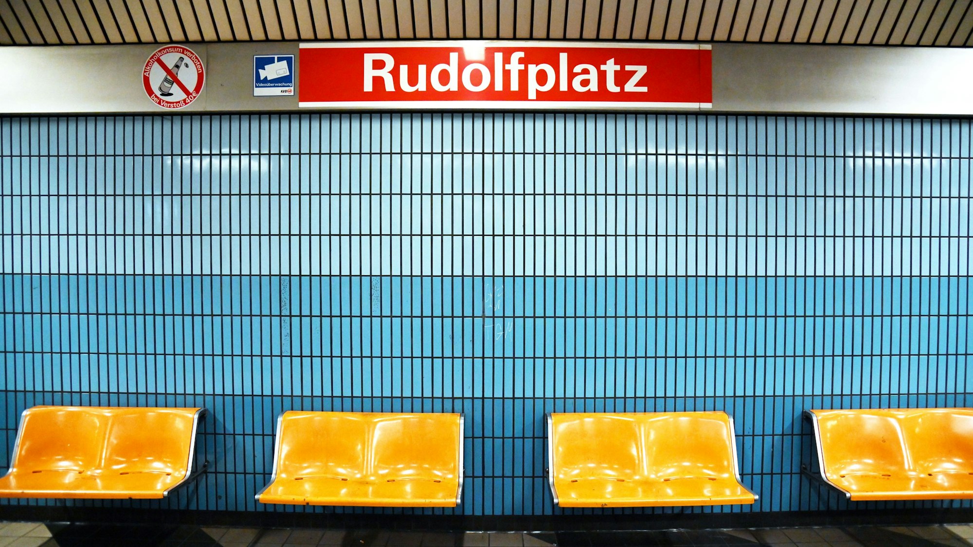 Für etwa vier Wochen testet die KVB die Wirkung von Musik an zwei Haltestellen. (Archivbild)