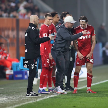 Beim Spiel des 1. FC Köln gibt Lukas Kwasniok Anweisungen.