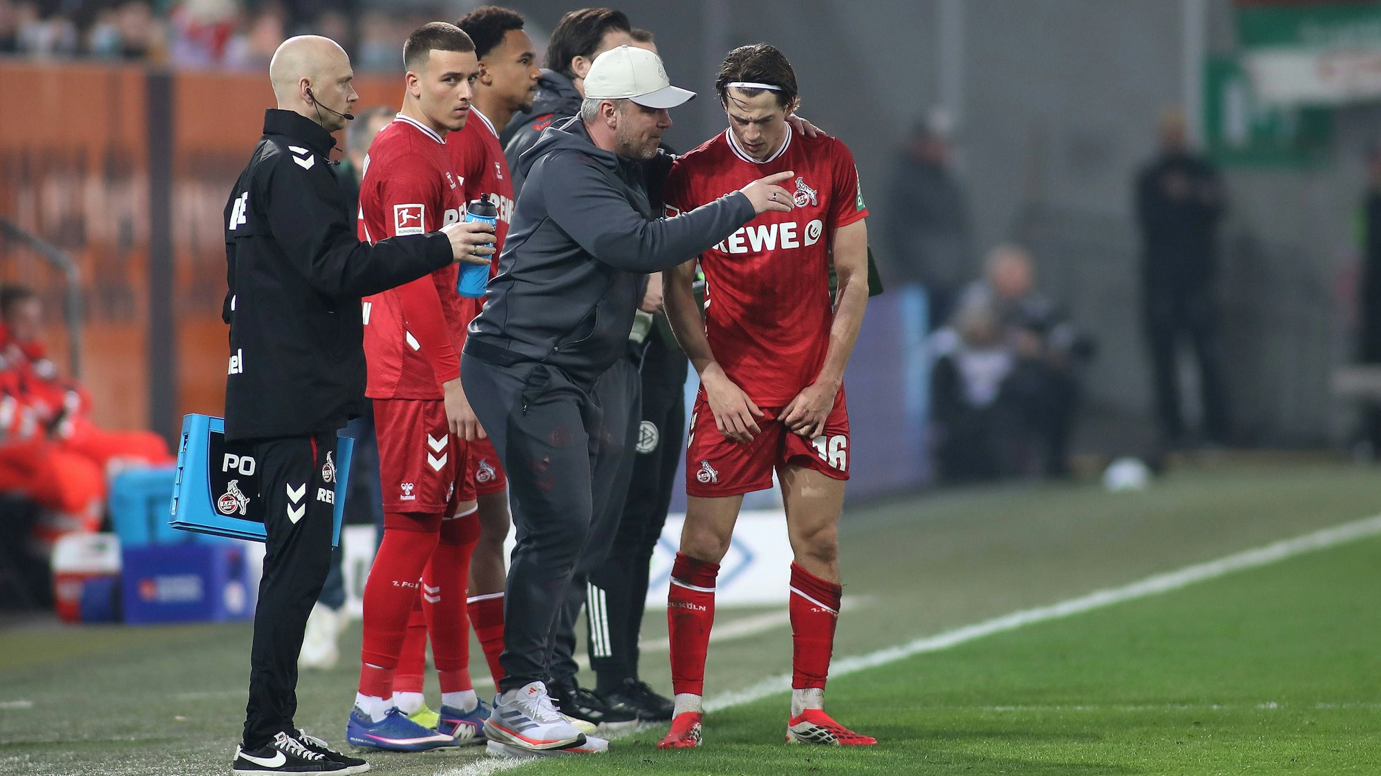 Beim Spiel des 1. FC Köln gibt Lukas Kwasniok Anweisungen.