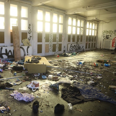 27.02.2026, Köln: Auf der Keupstraße Ecke Schanzenstraße verkommt ein Gelände mit alten Fabrikhallen zu einem Hotspot von Drogenabhängigen. Ursprünglich sollte an dieser Stelle eine Gedenkstätte für die NSU-Opfer entstehen. Foto: Arton Krasniqi