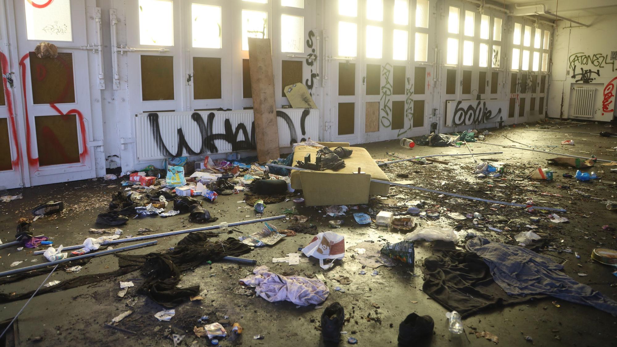 27.02.2026, Köln: Auf der Keupstraße Ecke Schanzenstraße verkommt ein Gelände mit alten Fabrikhallen zu einem Hotspot von Drogenabhängigen. Ursprünglich sollte an dieser Stelle eine Gedenkstätte für die NSU-Opfer entstehen. Foto: Arton Krasniqi