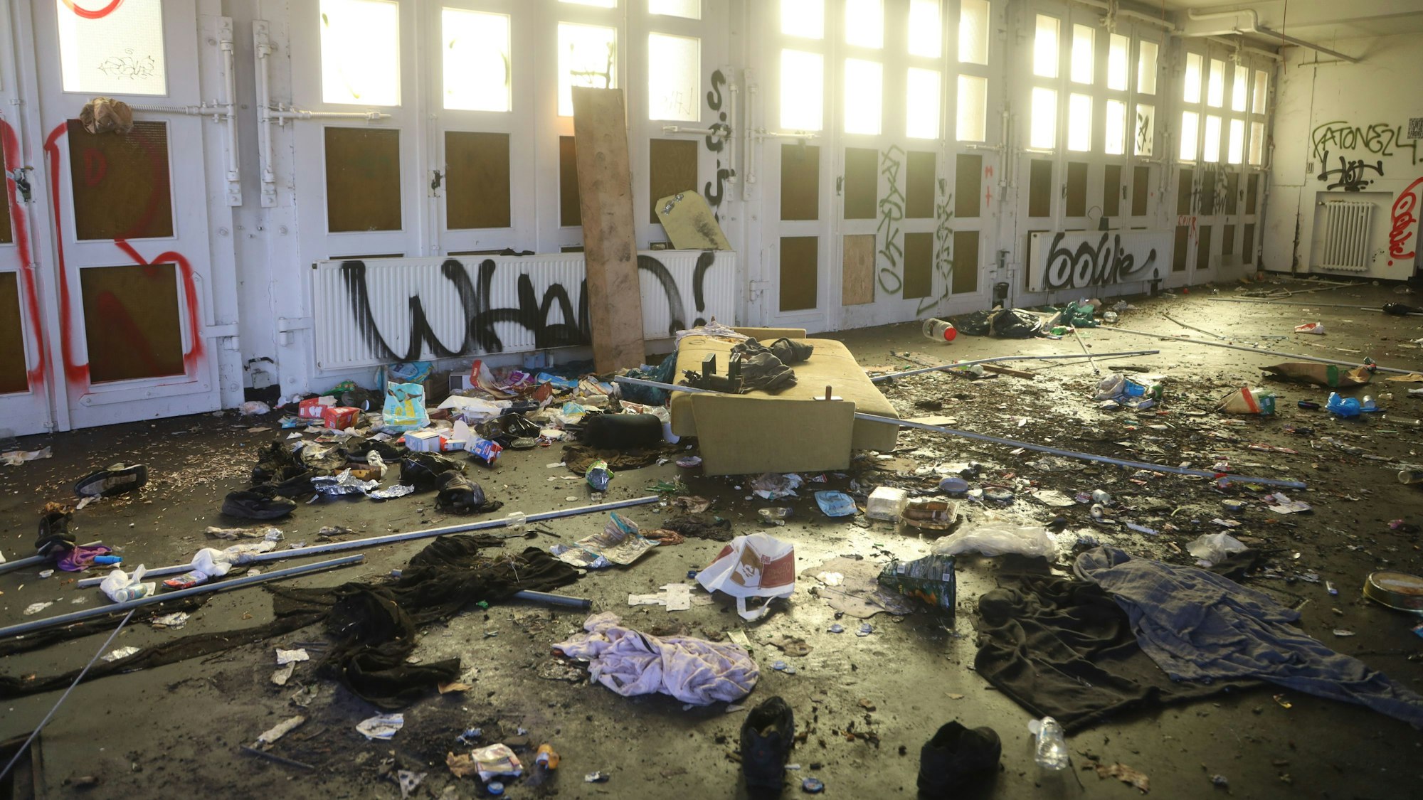 27.02.2026, Köln: Auf der Keupstraße Ecke Schanzenstraße verkommt ein Gelände mit alten Fabrikhallen zu einem Hotspot von Drogenabhängigen. Ursprünglich sollte an dieser Stelle eine Gedenkstätte für die NSU-Opfer entstehen. Foto: Arton Krasniqi