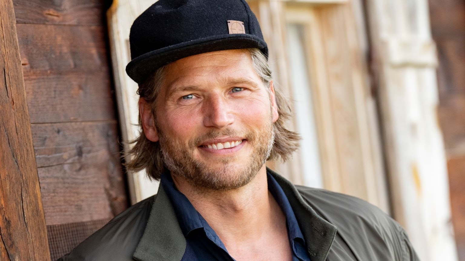 Sebastian Ströbel ist seit über zehn Jahren im ZDF-Dauerbrenner „Die Bergretter“ zu sehen. (Bild: 2022 Getty Images/Marc Conzelmann)