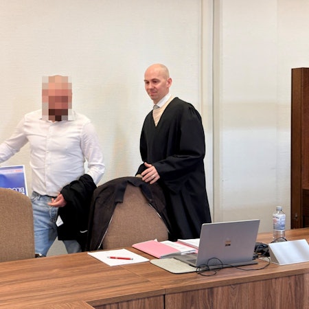 Der Angeklagte mit seinem Verteidiger Jonas Bau beim Prozessauftakt im Landgericht Köln