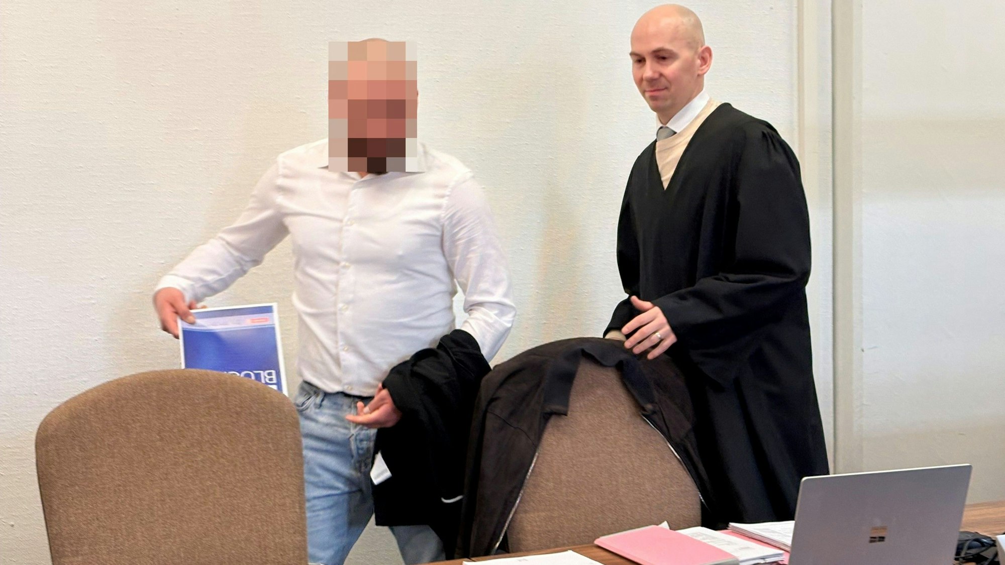 Der Angeklagte mit seinem Verteidiger Jonas Bau beim Prozessauftakt im Landgericht Köln