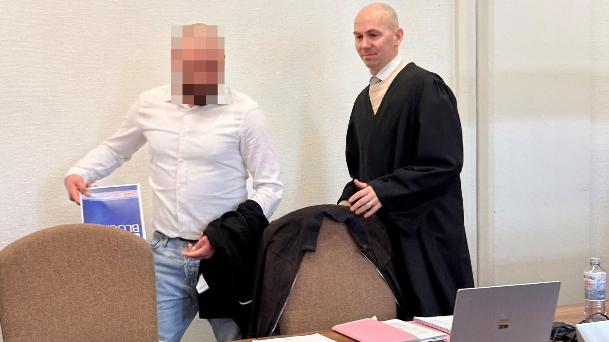 Der Angeklagte mit seinem Verteidiger Jonas Bau beim Prozessauftakt im Landgericht Köln