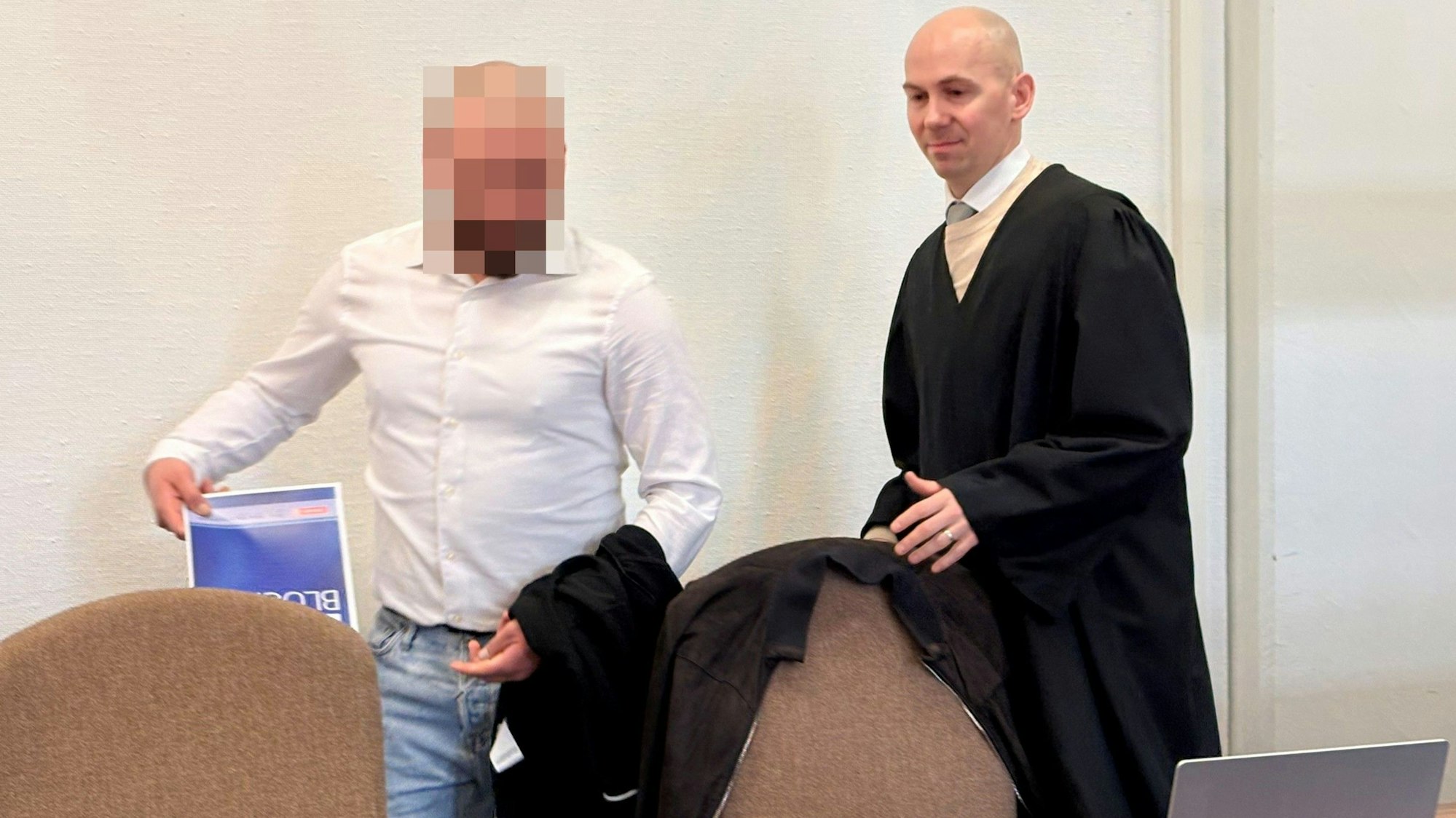 Der Angeklagte mit seinem Verteidiger Jonas Bau beim Prozessauftakt im Landgericht Köln