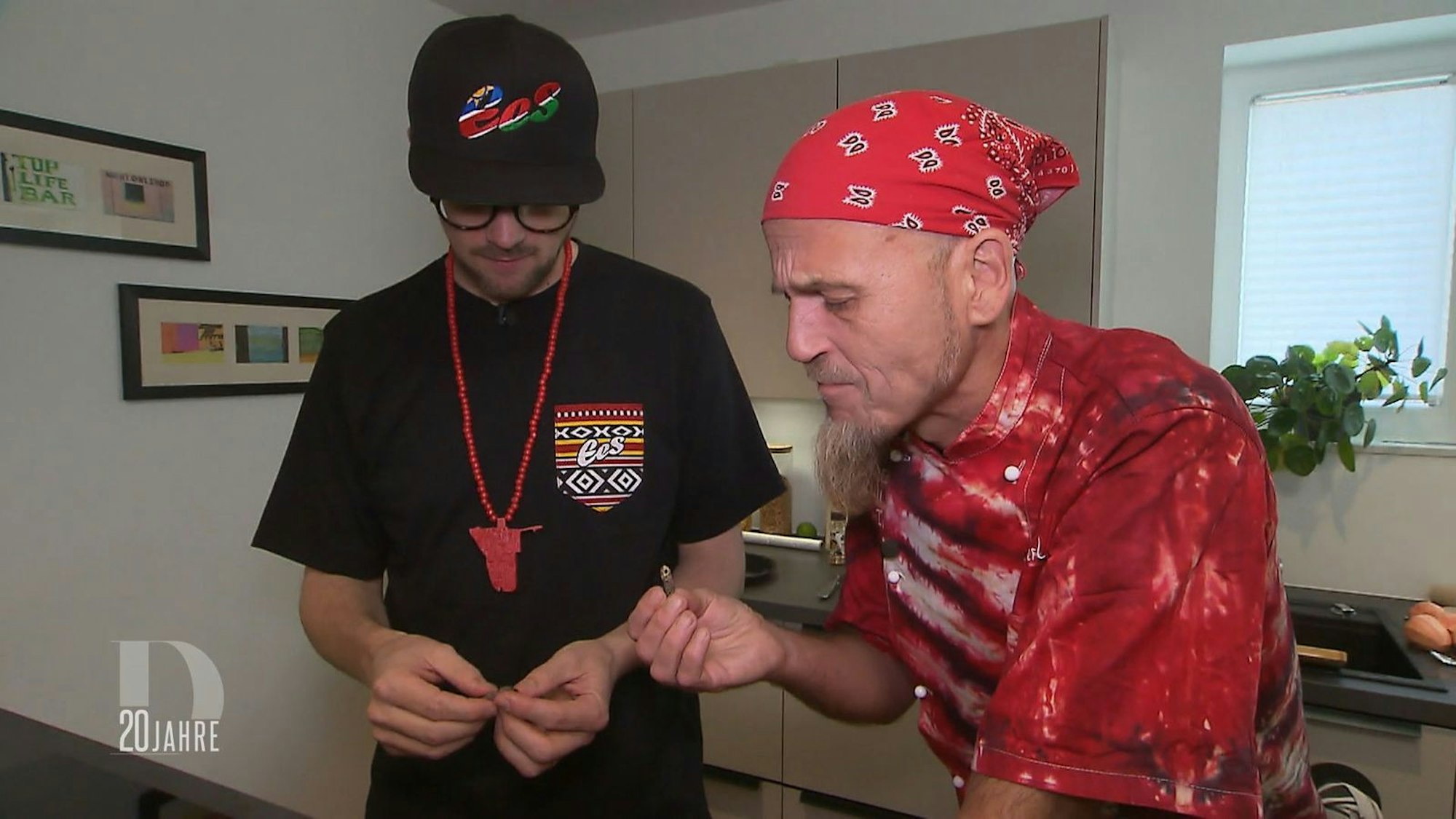 Ralf Zacherl (rechts) taucht überraschend als Schnibbelhilfe bei Ees auf und probiert zum ersten Mal einen Mopanewurm.
(Bild: RTL)