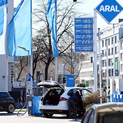 Durch den Krieg im Nahen Osten steigen auch in Köln die Spritpreise – wie auf der Anzeige einer Tankstelle auf der Riehler Straße sichtbar.
