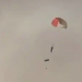Dieser Video-Screenshot soll US-Piloten in Kuwait zeigen, die sich mit Fallschirm aus ihren abgeschossenen Maschinen retten.