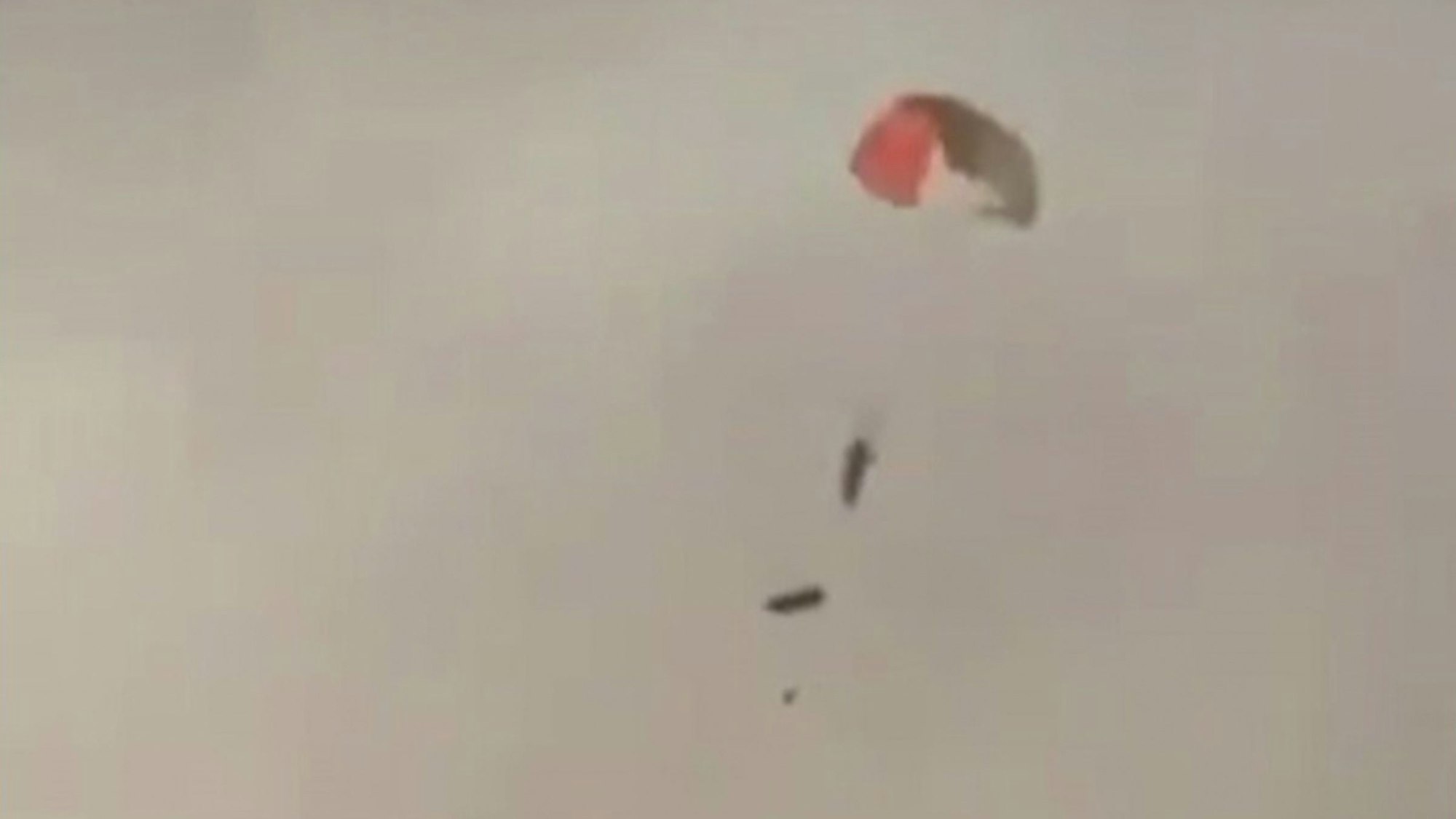 Dieser Video-Screenshot soll US-Piloten in Kuwait zeigen, die sich mit Fallschirm aus ihren abgeschossenen Maschinen retten.