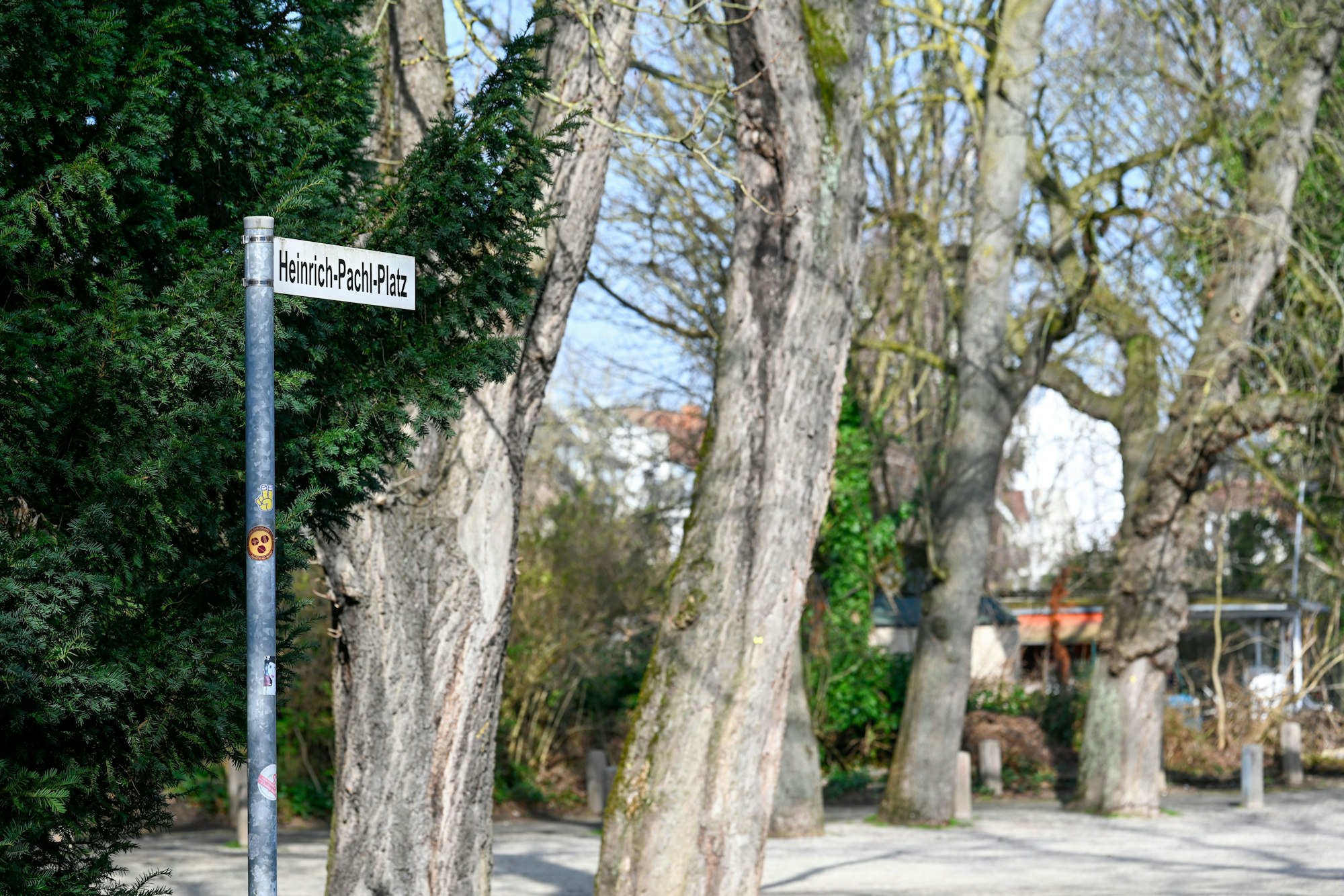 27.02.2026, Köln: Heinrixh-Pachl-Platz. Veedelsspaziergang mit Christoph Sieber durch Nippes. Der Kabarettist ist der Gastgeber der Sendung Mitternachtsspitzen. Foto: Uwe Weiser