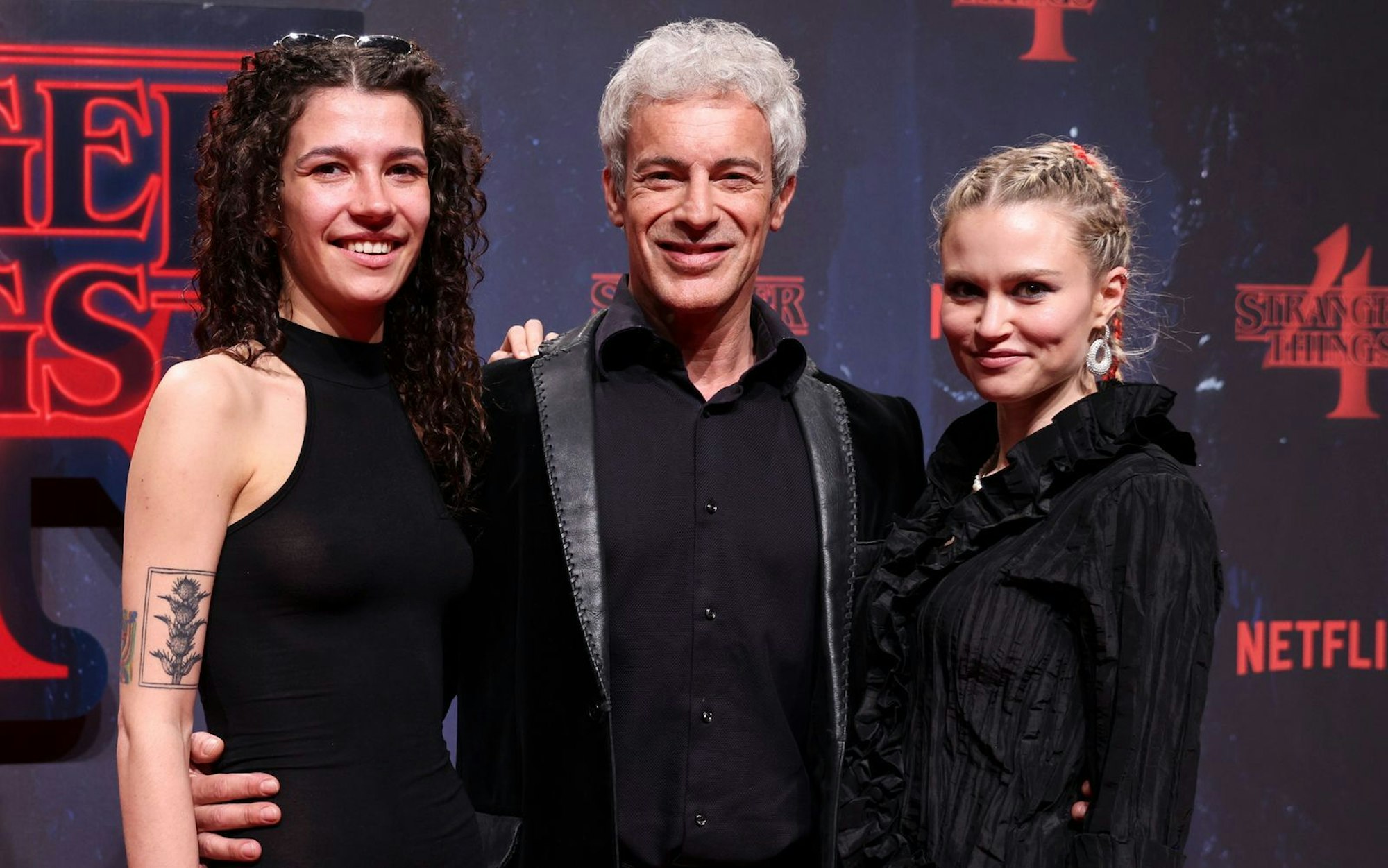 Schlagzeilen machte Gedeon Burkhard 2023, als er seine polyamore Beziehung mit seinen Freundinnen Sascha Veduta (links) und Ann-Britt Dittmar (rechts) öffentlich machte. (Bild: Gerald Matzka/Getty Images for Netflix)