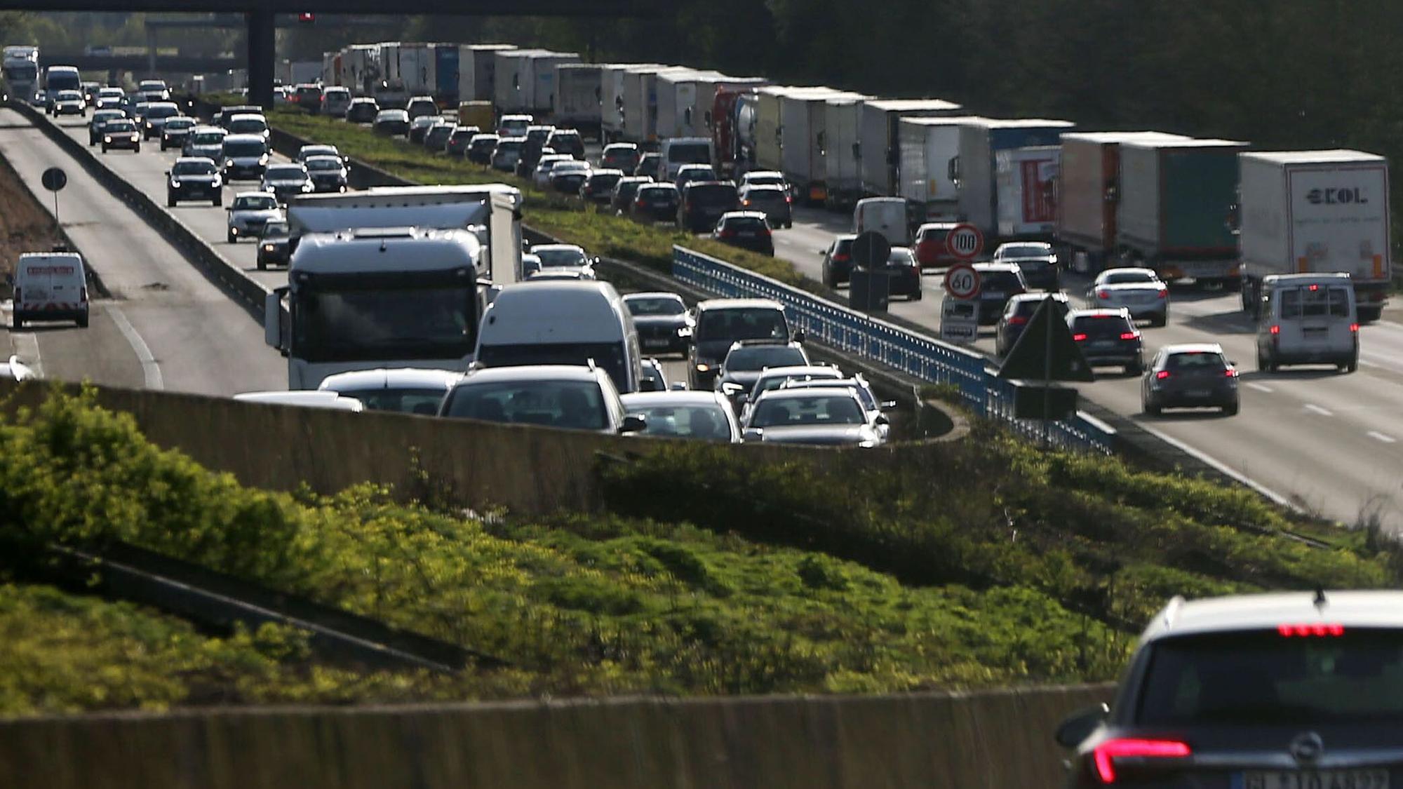 Kraftfahrzeuge stehen in der Nähe von Wermelskirchen (Nordrhein-Westfalen) auf der A1 vor der Leverkusener Rheinbrücke im Stau.