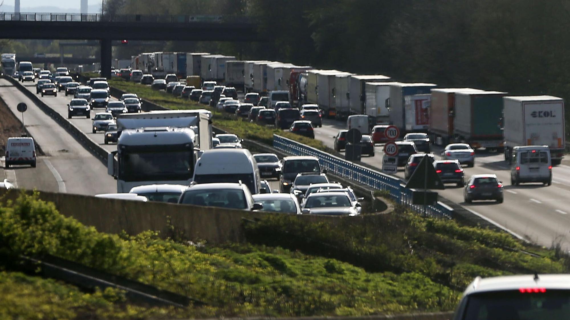 Fahrzeuge stehen auf der A1 bei Wermelskirchen im Stau (Archivfoto).